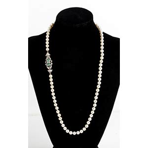 Collana di perle con diamanti e smeraldi ad ... 