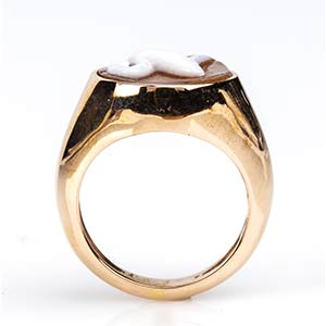 Gold ring with Sardonica shell ... 