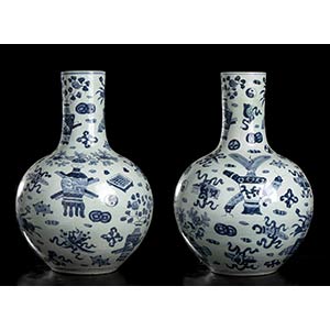 A PAIR OF LARGE BLUE AND WHITE PORCELAIN ... 