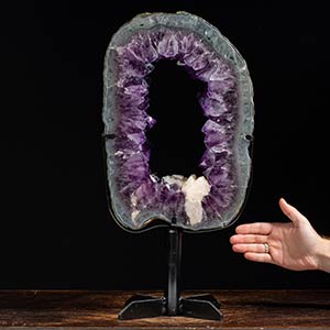 SECTIONED GEODE   Geode sectioned and ... 