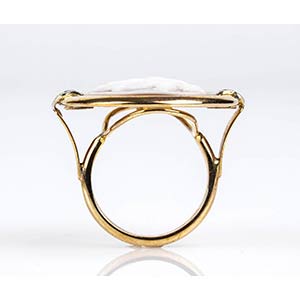 Gold ring with shell and diamonds ... 