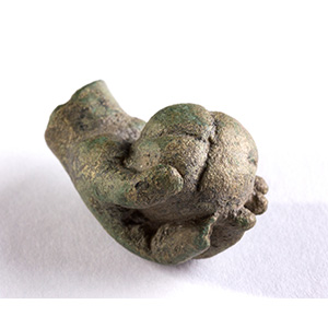 Mano in bronzo Epoca romana; alt. cm 2,7; ... 