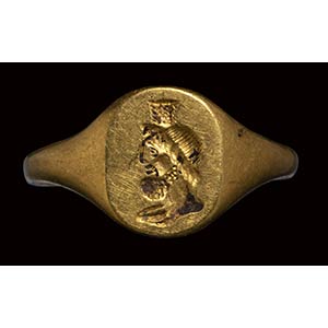 A roman or later engraved gold ring. ... 