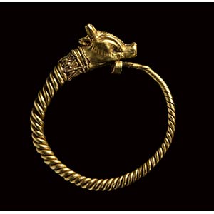 An hellenistic gold earring with animal ... 