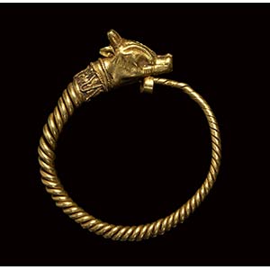 An hellenistic gold earring with ... 