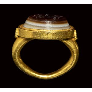 A rare South Arabian gold ring set ... 