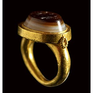 A rare South Arabian gold ring set ... 