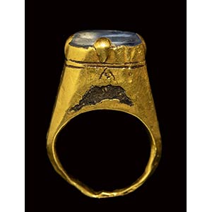 An islamic gold ring set with a ... 
