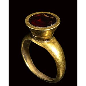 A byzantine gold ring set with a garnet. 4th ... 