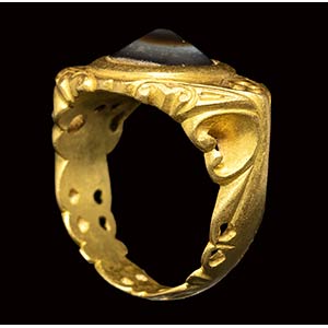 A late roman openwork gold ring ... 