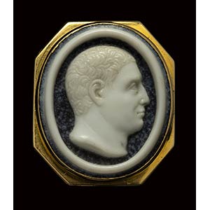 A fine onyx cameo set in a gold ring. Male ... 