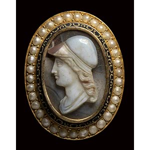 An agate cameo set in a gold brooch with ... 