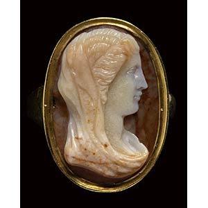 A fine agate cameo set in a gold ring. ... 