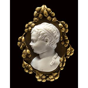A large agate cameo set in a gold brooch. ... 