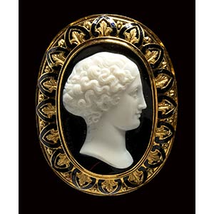 A very fine onyx cameo set in a gold and ... 