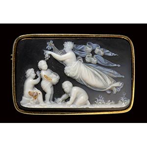 A large agate cameo set in a gold brooch. ... 