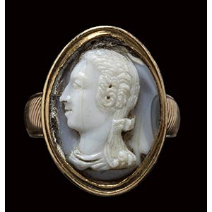 An agate cameo set ina gold ring. Portrait ... 