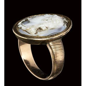 An agate cameo set ina gold ring. ... 