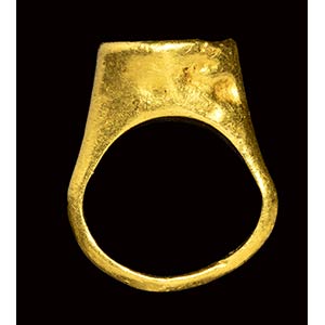 A late hellenistic gold ring set ... 