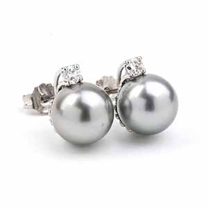 Paio di orecchini in oro diamanti e perle ... 