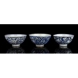 THREE BLUE AND WHITE PORCELAIN BOWLS ... 