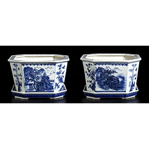 A PAIR OF BLUE AND WHITE PORCELAIN ... 