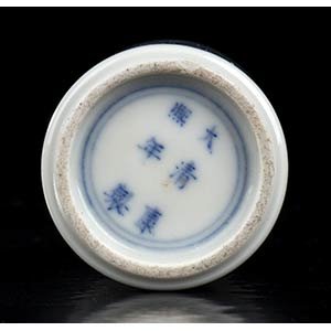 A BLUE AND WHITE PORCELAIN SNUFF ... 