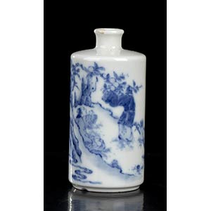 A BLUE AND WHITE PORCELAIN SNUFF BOTTLE ... 