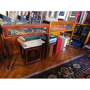 Display cabinet tables  a set of 5 english ... 