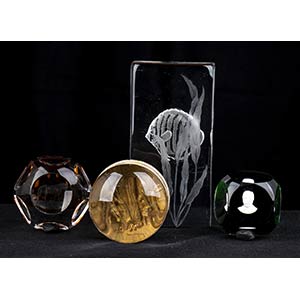 Lot of four paperweights Glass, various ... 
