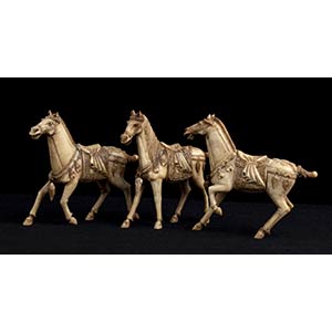Lot of three sculpted horses Bone Sculptures ... 