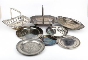 Lot of 3 trays and 5 plates in silver metal ... 