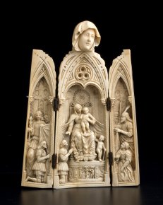A carved ivory triptych figure - ... 