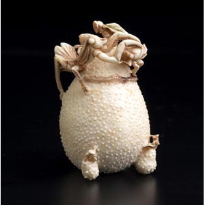 A vegetable carved ivory snuff ... 