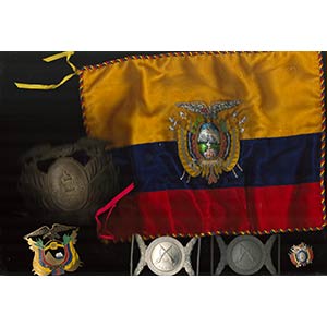 BOLIVIALot of an helmet badge, a flag, two ... 