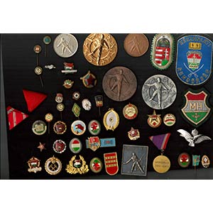 UNGHERIALotto di 46 medaglie, distintivi e ... 