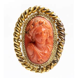 Cerasuolo gold broochwith a carved Cerasuolo ... 
