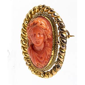 Cerasuolo gold broochwith a carved ... 