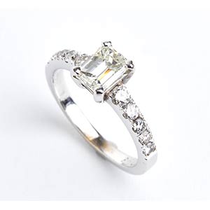 Gold emerald cut diamond ring18k white gold, ... 