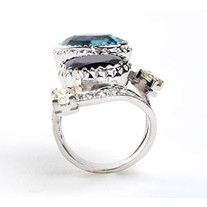 Contrary gold ring with aquamarine ... 