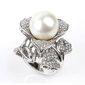 Gold, Australian pearl and diamonds ring18k ... 