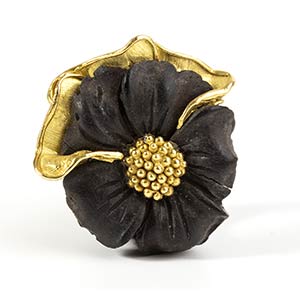Jet gold ring featuring a flower ... 