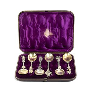 A group of six Continental silver spoons -  ... 