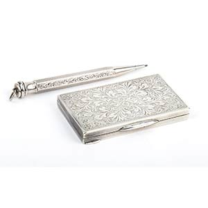 Lot consisting of silver snuff box and ... 