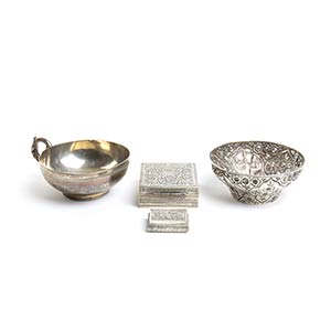 Two baskets and two small silver boxes - ... 
