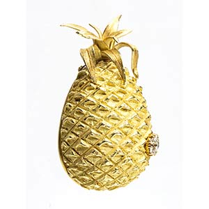 Gold brooch depicting a pineapple ... 