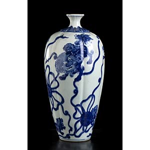 A BLUE AND WHITE PORCELAIN MEIPING ... 