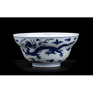 A ‘BLUE AND WHITE PORCELAIN ‘DRAGON’ ... 