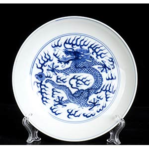 A ‘BLUE AND WHITE PORCELAIN ‘DRAGON’ ... 