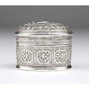 Oval silver box - Burma, 19th centurywith ... 